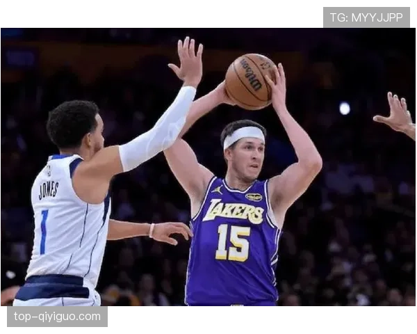 奥斯汀·里夫斯利用挡拆创造得分机会，关键时刻投篮效率超越季后赛首轮表现