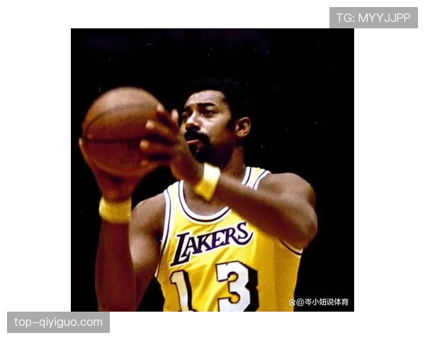 张伯伦内线统治力拉开时代差距，单场百分背后是无解错位与篮板垄断