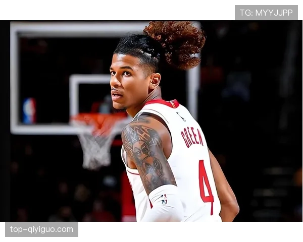 格林挡拆频繁制造错位，助勇士防守效率明显提升